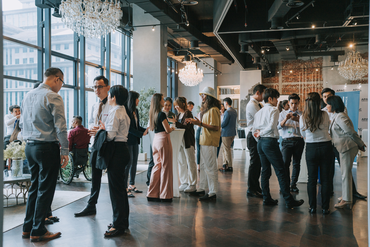 Gründerinnen und Gründer im Austausch an einem Networking-Event